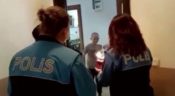 Polislerden Evden Çıkamayan Gökalp’e Sürpriz Doğum Günü
