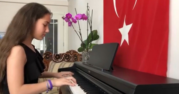 Düzce’de Çocuklar Evlerini Türk Bayrakları Ve Atatürk Posterleriyle Süsledi