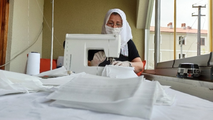 Her Şeyi Devletten Beklememek Gerek Dedi, Kendi Maskesini Evinde Dikiyor