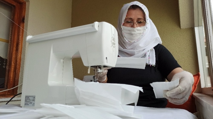 Her Şeyi Devletten Beklememek Gerek Dedi, Kendi Maskesini Evinde Dikiyor