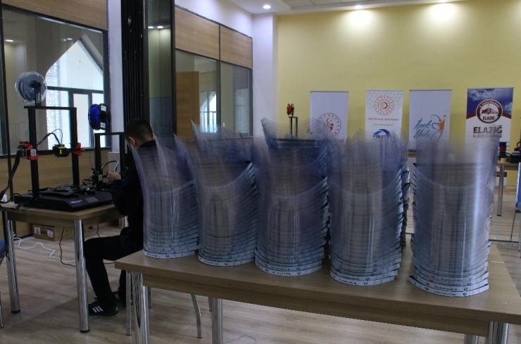 Gençler "Biz Bize Yeteriz Türkiyem" Kampanyasına Destek İçin Üretiyor