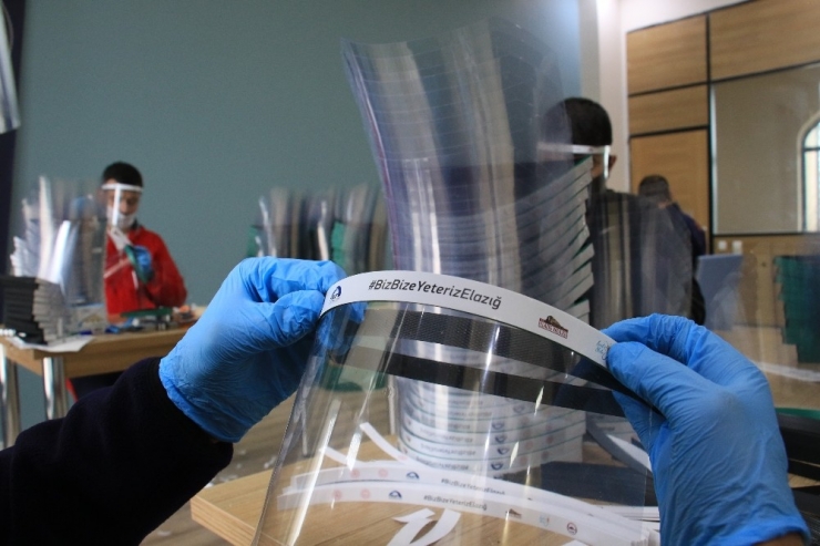 Gençler "Biz Bize Yeteriz Türkiyem" Kampanyasına Destek İçin Üretiyor