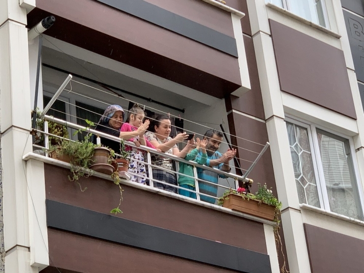 Esenler’de 23 Nisan’ı Evinde Geçirecek Çocuklar Unutulmadı