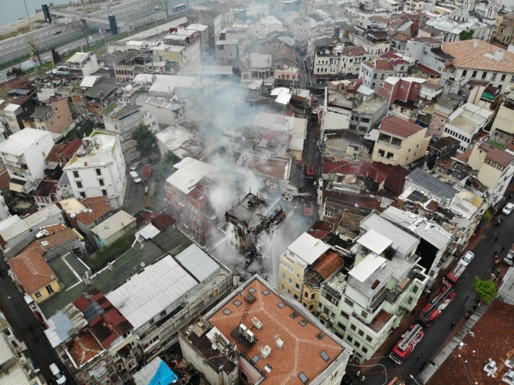 Fatih’te Ahşap Bina Alev Alev Yandı