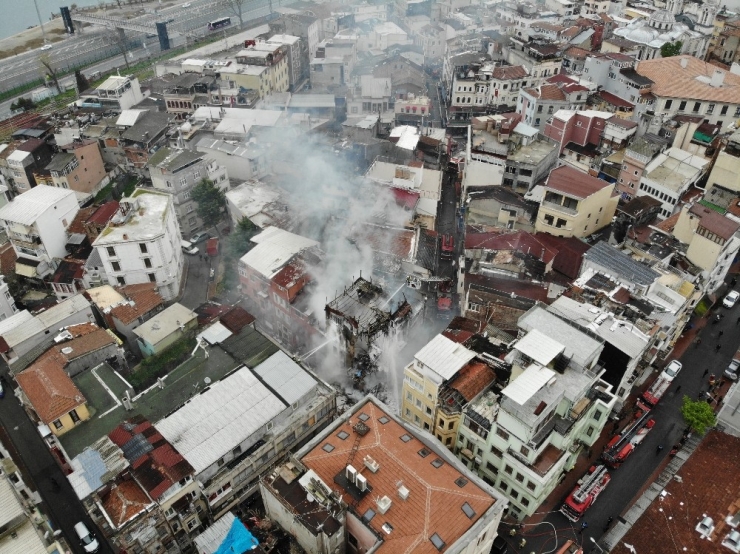 Fatih’te Ahşap Bina Alev Alev Yandı