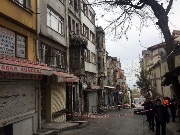 Fatih’te Bir Binada Çökme Meydana Geldi
