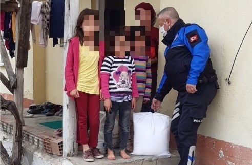 Hayırseverin Yardımlarını Polis Ekipleri Dağıttı