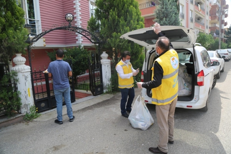 İhtiyaç Sahibi Ailelerin Siparişleri Evlerinde Teslim Ediliyor