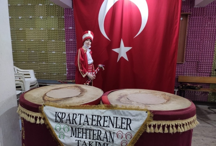 Evde Kalan Arkadaşları İçin Kös Çaldı, İstiklal Marşı’nı Okudu