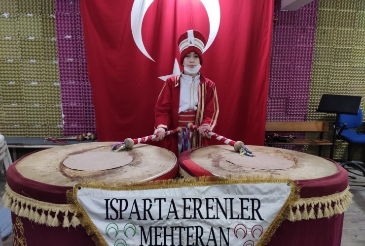 Evde Kalan Arkadaşları İçin Kös Çaldı, İstiklal Marşı’nı Okudu