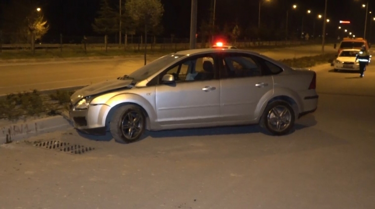 Virajı Alamayan Otomobil Kaldırıma Çıkıp Yan Yola Girdi