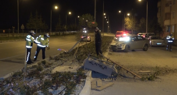 Virajı Alamayan Otomobil Kaldırıma Çıkıp Yan Yola Girdi