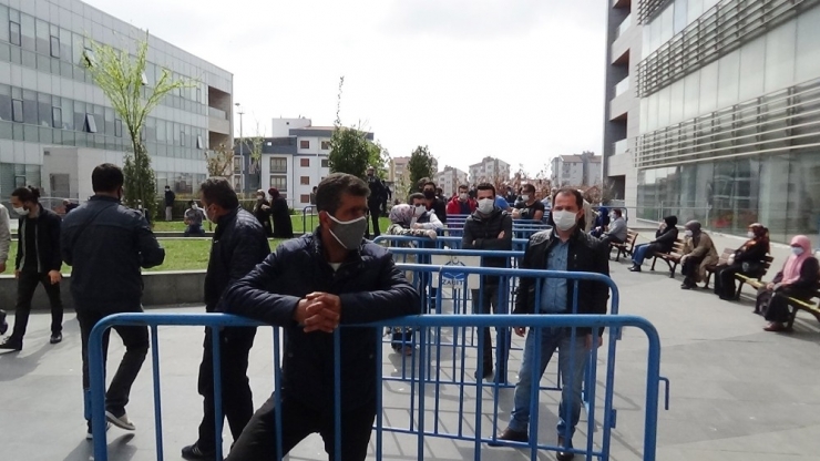 Seyahat İzin Belgesi İçin Kuyruk Oluşturan Vatandaşlara Polisten Banklı Barikatlı Önlem