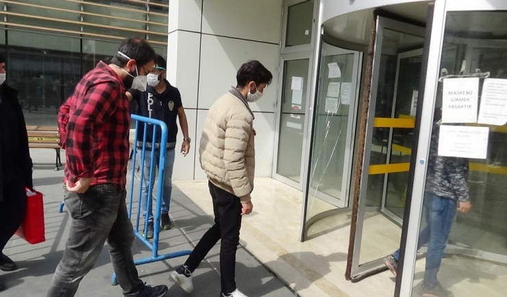 Seyahat İzin Belgesi İçin Kuyruk Oluşturan Vatandaşlara Polisten Banklı Barikatlı Önlem