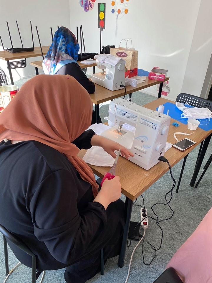 İsveç’te Türk Kadınları, Sağlık Çalışanları İçin Gönüllü Maske Dikiyor