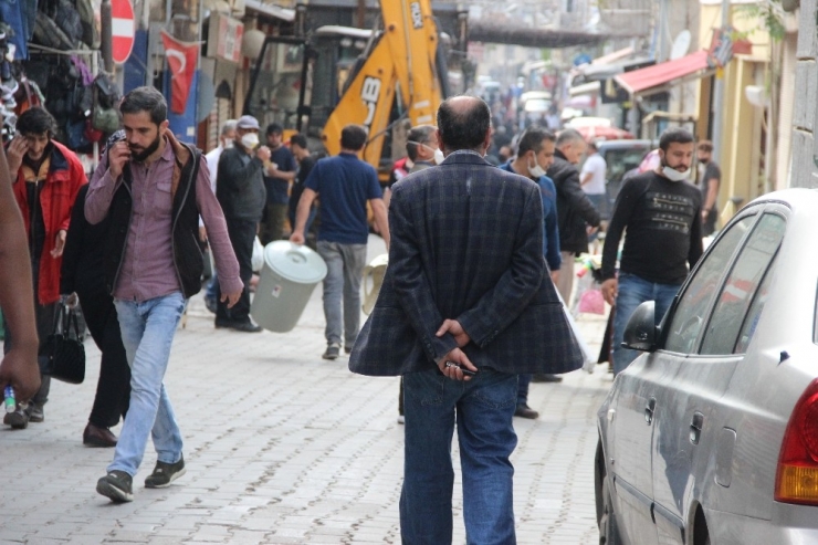 İzmir’de Anafartalar Caddesi Ve Havra Sokağı Kalabalıktan Geçilmiyor