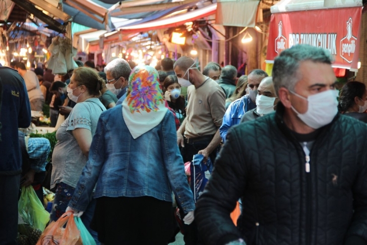 İzmir’de Anafartalar Caddesi Ve Havra Sokağı Kalabalıktan Geçilmiyor