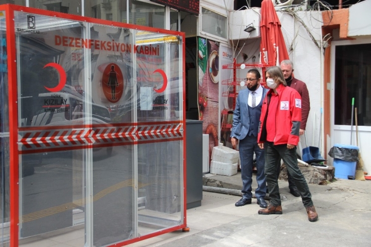 İzmirli Hayırsever Kızılay’a Dezenfeksiyon Tüneli Bağışladı