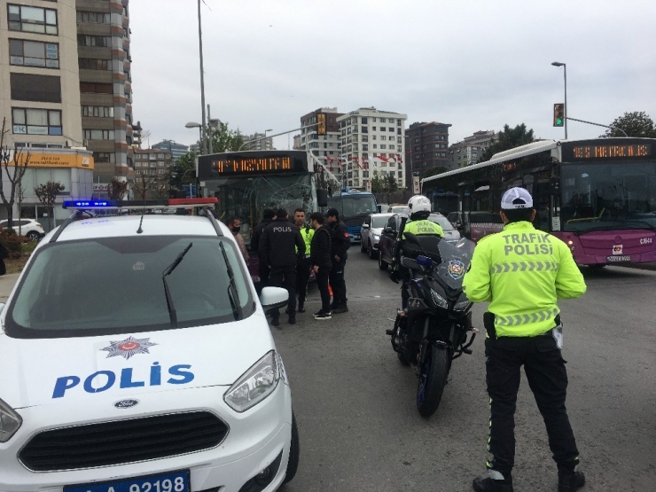 Kadıköy’de İett Otobüsü Minibüse Çarptı: 1 Yaralı