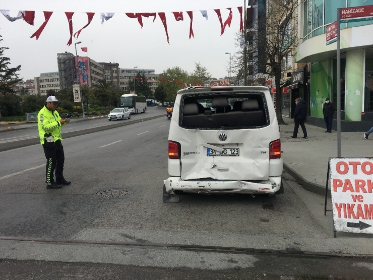 Kadıköy’de İett Otobüsü Minibüse Çarptı: 1 Yaralı