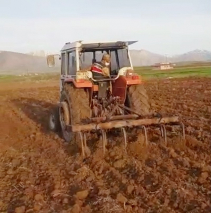 Yaşlı Çiftçinin Tarlasını Jandarma Sürdü