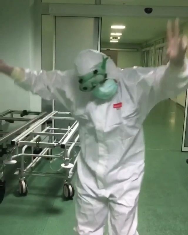 Sağlıkçılar Moral İçin Dans Ediyor