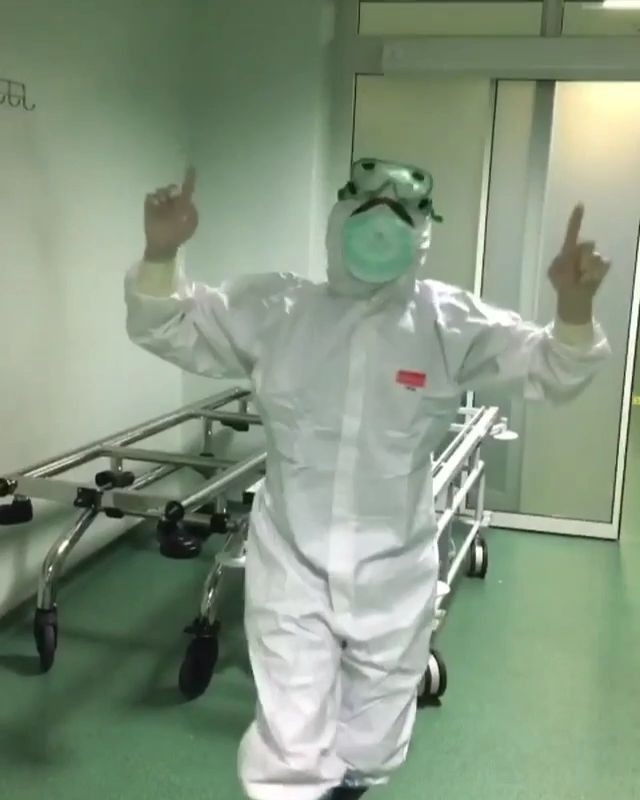 Sağlıkçılar Moral İçin Dans Ediyor