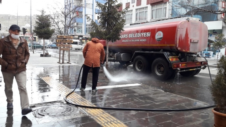 Kars’ta Belediye Cadde Ve Sokakları Korona Virüse Karşı Yıkıyor