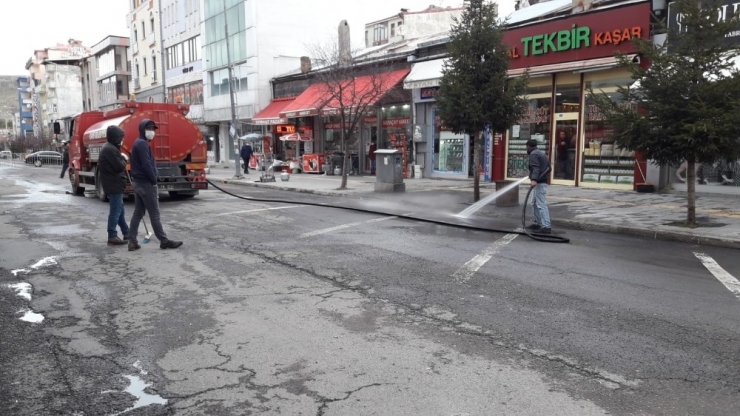 Kars’ta Belediye Cadde Ve Sokakları Korona Virüse Karşı Yıkıyor