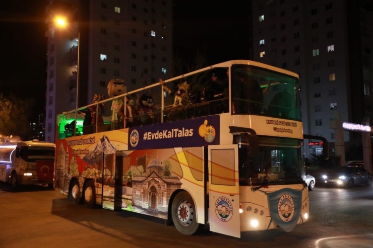 Belediyeden Vatandaşlara Hem Temizlik Hem Konser