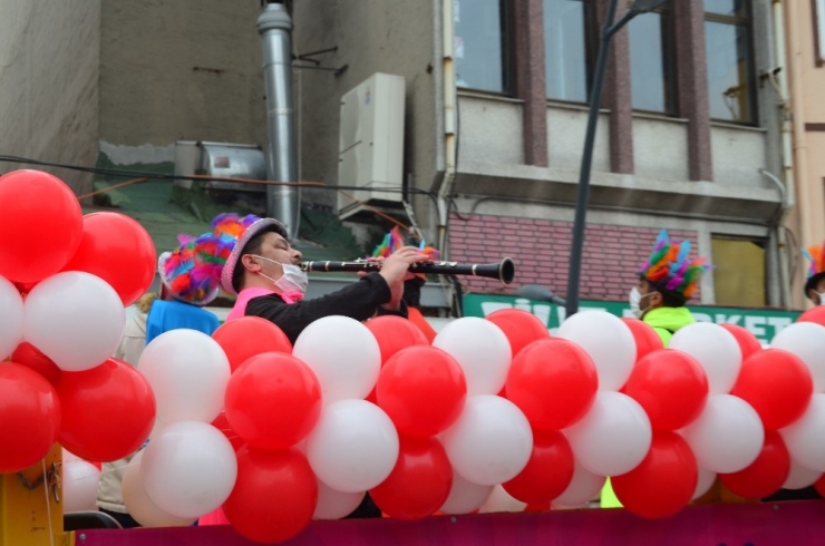 Müzik Kamyonuyla Eğlendiler