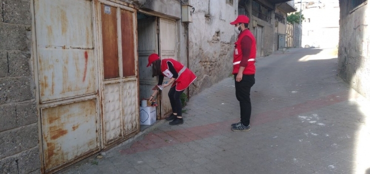 Kızılay’dan 100 Aileye Gıda Yardımı