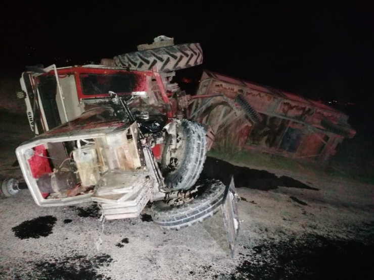 Otomobille Traktör Çarpıştı: 2 Yaralı