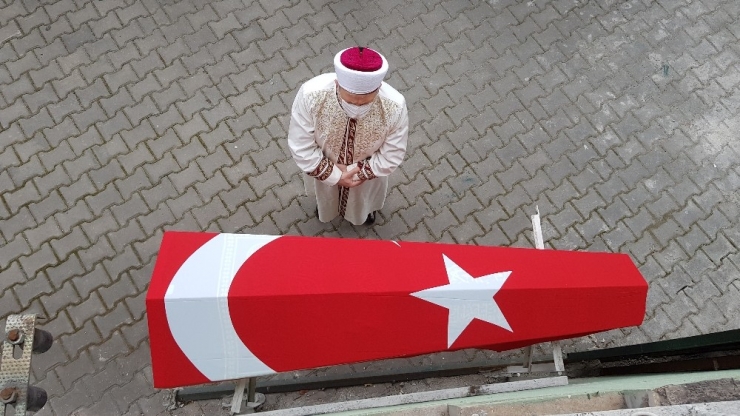 Kore Gazisinin Cenazesinde Cemaat Kollarını Açarak ‘Sosyal Mesafe’ Önlemi Aldı