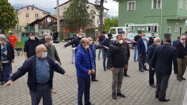 Kore Gazisinin Cenazesinde Cemaat Kollarını Açarak ‘Sosyal Mesafe’ Önlemi Aldı
