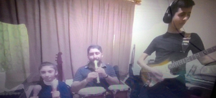 Müzik Öğretmenleri Ve Öğrenciler 23 Nisan Klibinde