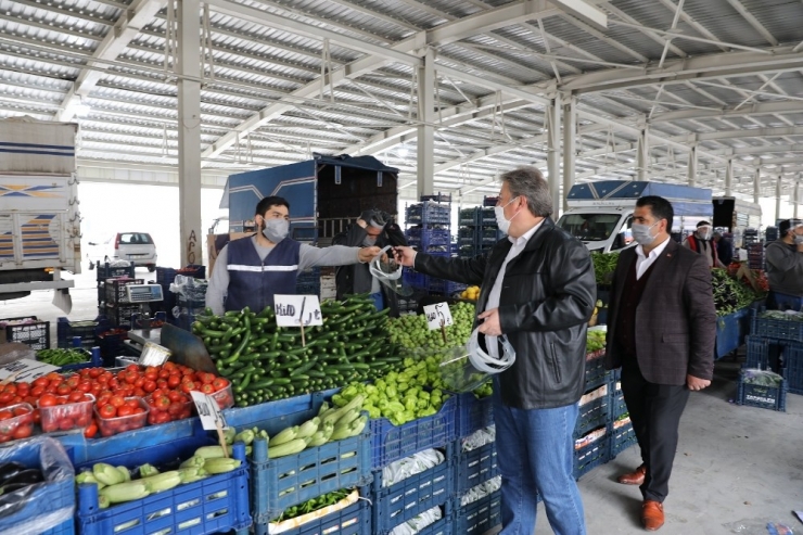 Melikgazi’de Esnafa Özel Siperli Maske Dağıtıldı