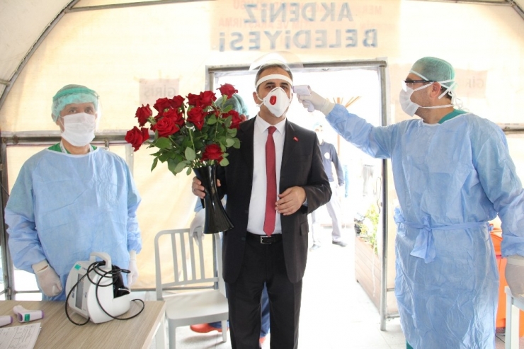 Mersin’de Sağlık Çalışanlarına 5 Bin Gül