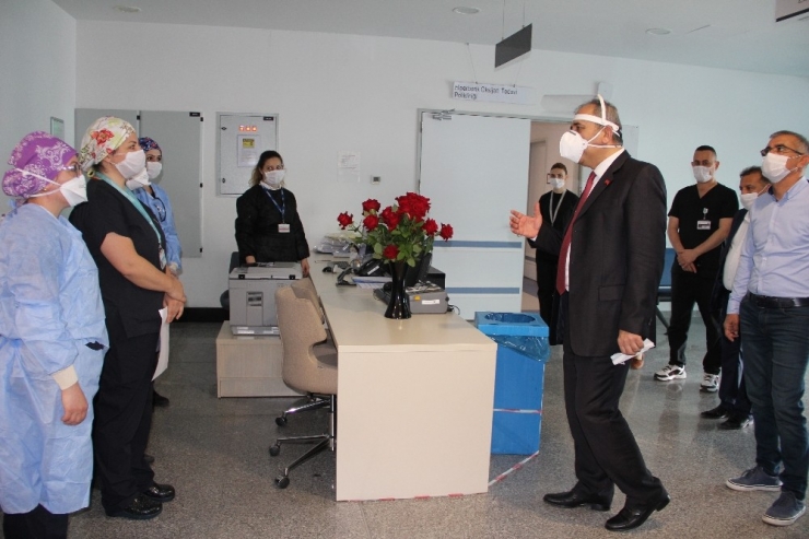 Mersin’de Sağlık Çalışanlarına 5 Bin Gül