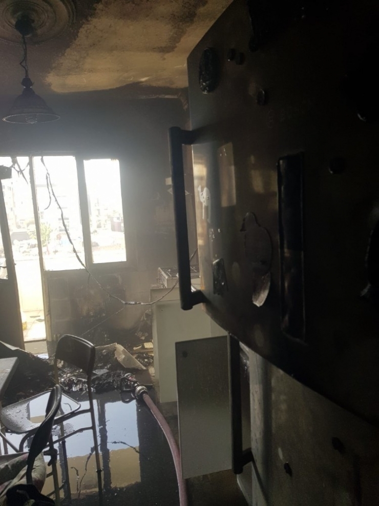 Tarsus’ta Çıkan Yangında Ev Kullanılamaz Hale Geldi