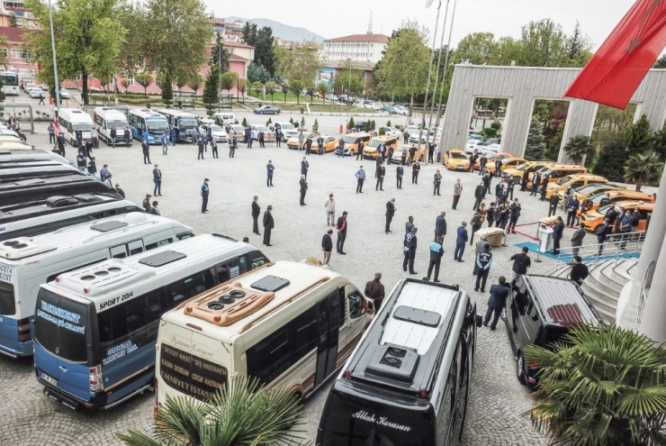Minibüsçü Ve Taksici Esnafına Törenle Maske Dağıtımı Yapıldı