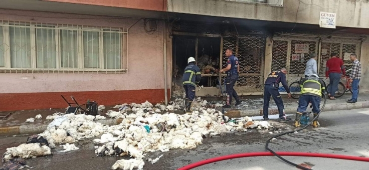 Nazilli’de Yorgan Dikim Evi Yangında Kül Oldu