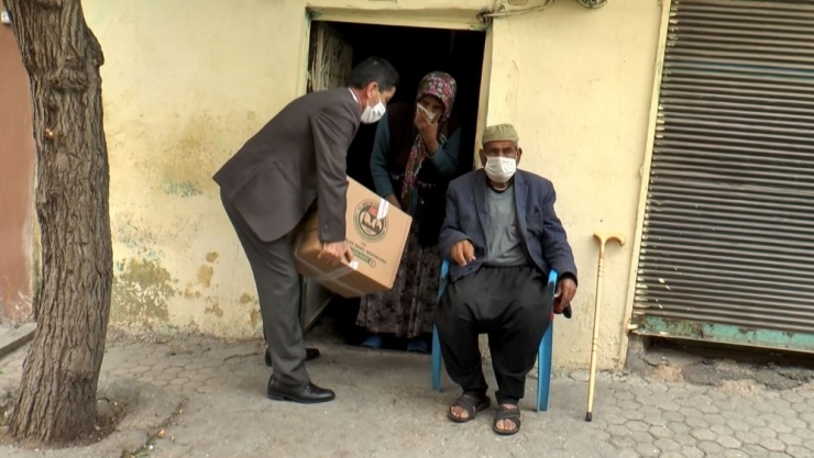 Vakıflar Hayır Geleneğini Kapı Kapı Dolaşarak Sürdürüyor