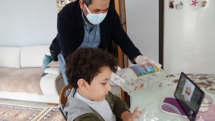 Eve Gidemeyen Hemşirenin Çocuğunun İstediği Balıkları Vefa Sosyal Destek Grubu Götürdü