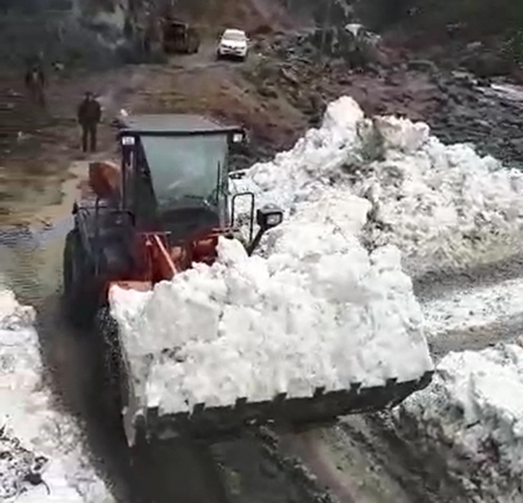 Rize’de Yayla Yollarında Karla Mücadele Başladı