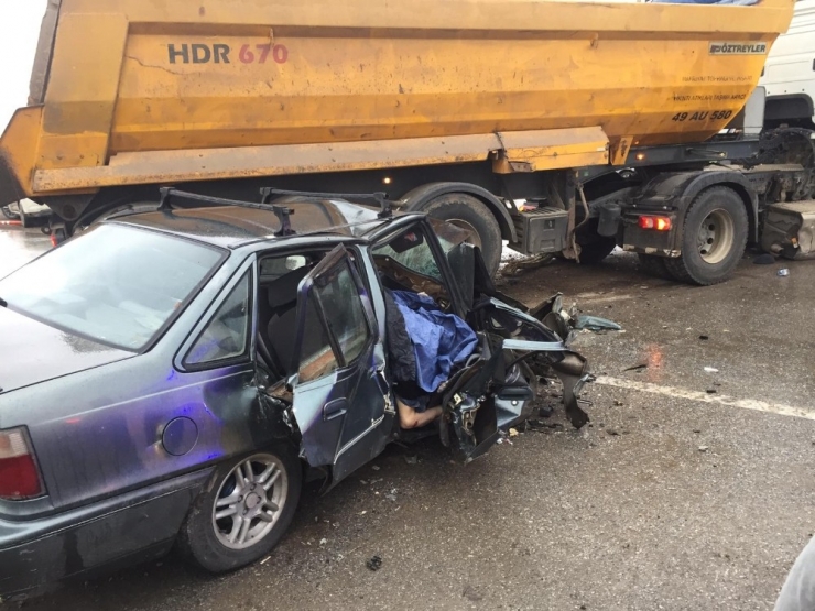 Hafriyat Kamyonu İle Otomobil Çarpıştı: 1 Ölü, 3 Yaralı