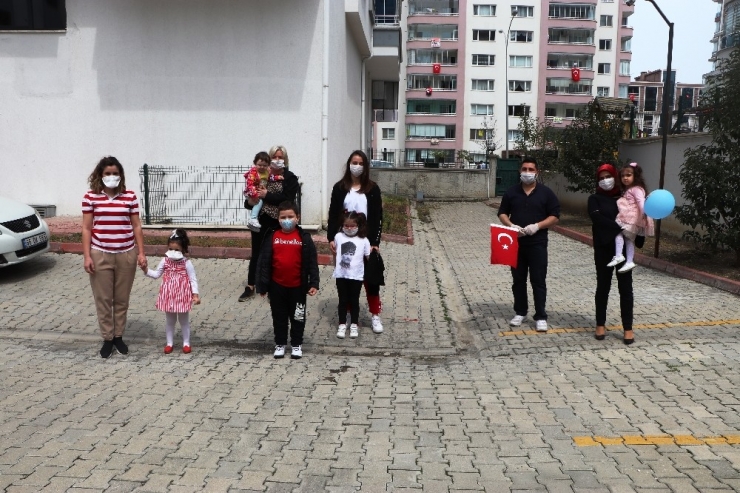 Apartmanlarını Rengarenk Şekilde Süsleyip 23 Nisan’ı Evden Kutladılar