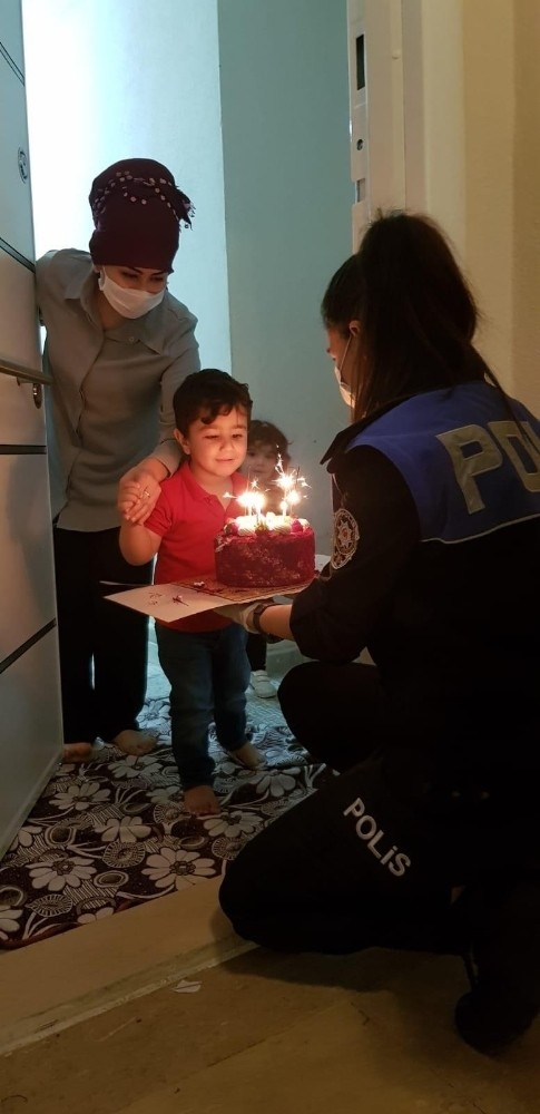 8 Yaşındaki Çocuk 4 Yaşındaki Kardeşinin Doğum Günü İçin Polisten Pasta İstedi