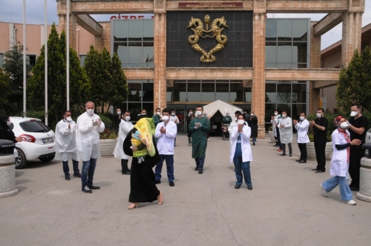 Korona Virüsü Yenen 11 Aylık Özgür Bebek Alkışlarla Taburcu Edildi