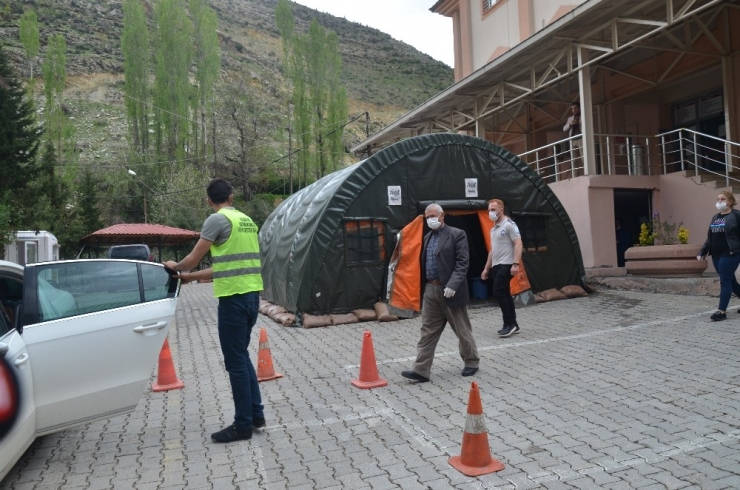 Uludere Kaymakamlığından Örnek Davranış, Taburcu Olan Hastalar Özel Araçla Evlerine Bırakılıyor